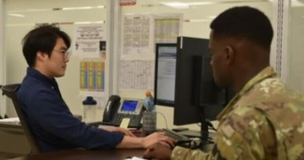 미군부대에서 일하면 다양한 복지 혜택을 누릴 수 있다.