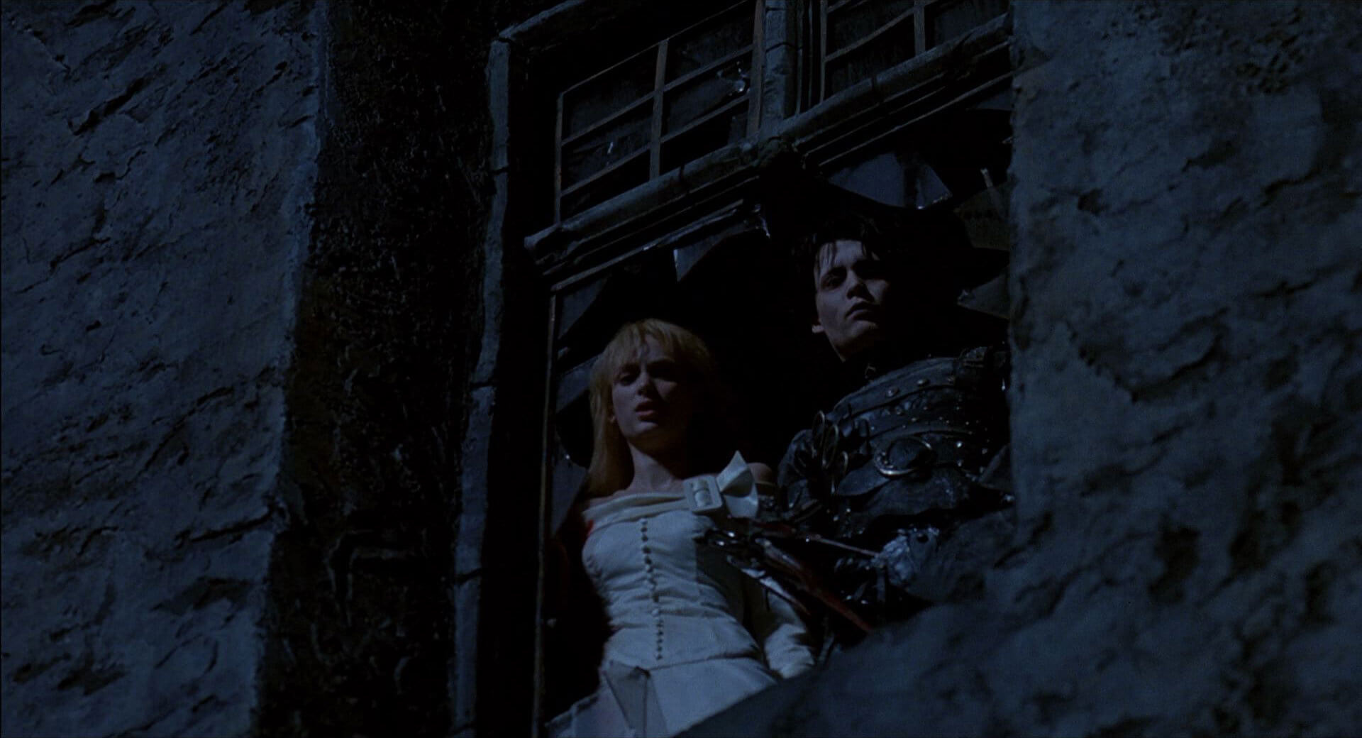 결말 속 성에서 에드워드와 킴이 함께 있는 모습