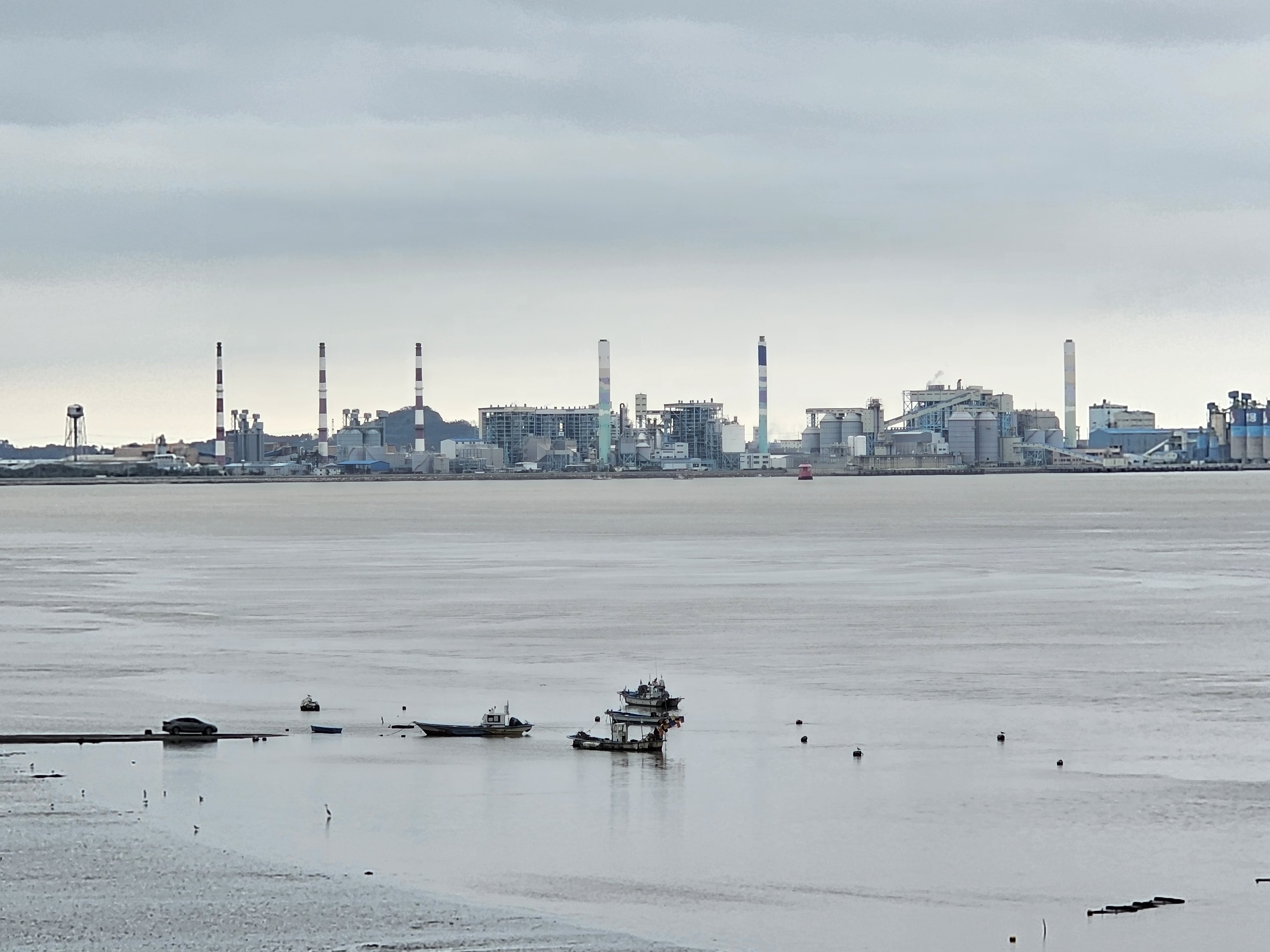 멀리보이는 보령발전소의 모습