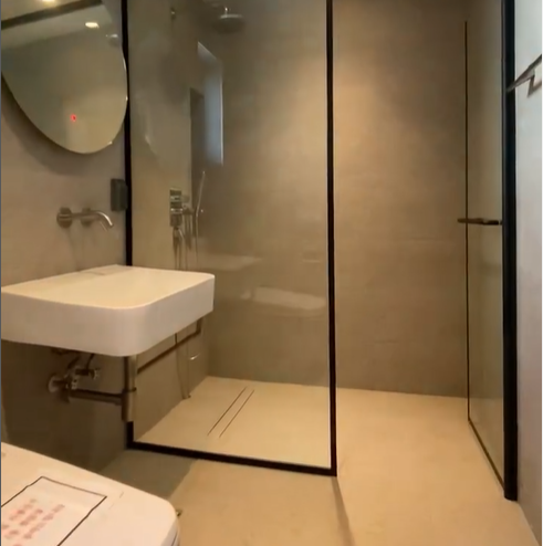 2층 화장실 &amp;#44; 변기와 샤워장이 분리가 되어 있다