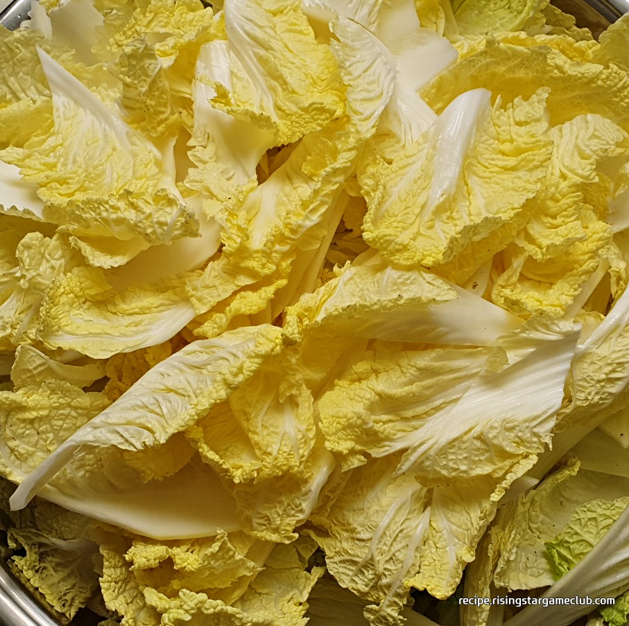 배추겉절이에 들어갈 배추의 작은 잎 부분을 손질해 놓은 사진