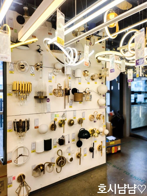 프로라이팅(ProLighting) 하남점 골드톤 인테리어 벽등과 펜던트 조명 전시