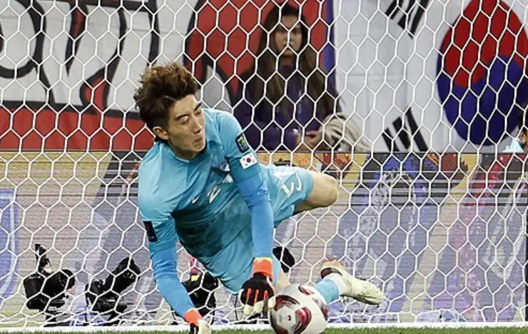 사우디전-
추구골망 앞 좌측으로 넘어지며 공을 막아내는 파란유니폼을 입은 조현우