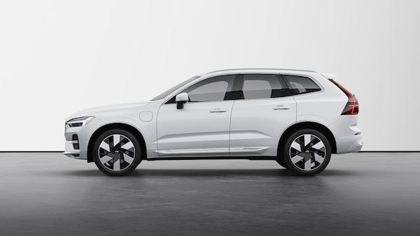 2025 볼보 XC60 하이브리드 연비와 성능의 완벽한 조화