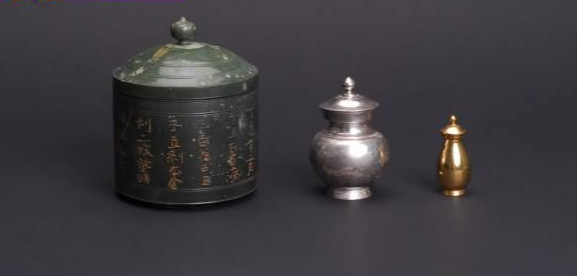 사리함은 청동제, 은제, 금제 총 세겹으로 구성