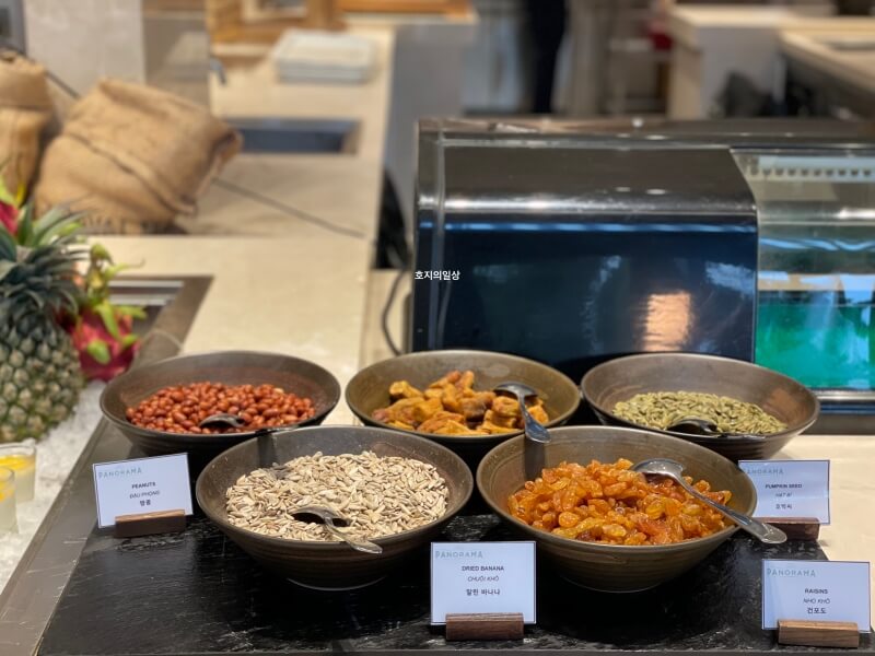 나트랑 모벤픽 리조트 - 파노라마 조식 견과류 코너