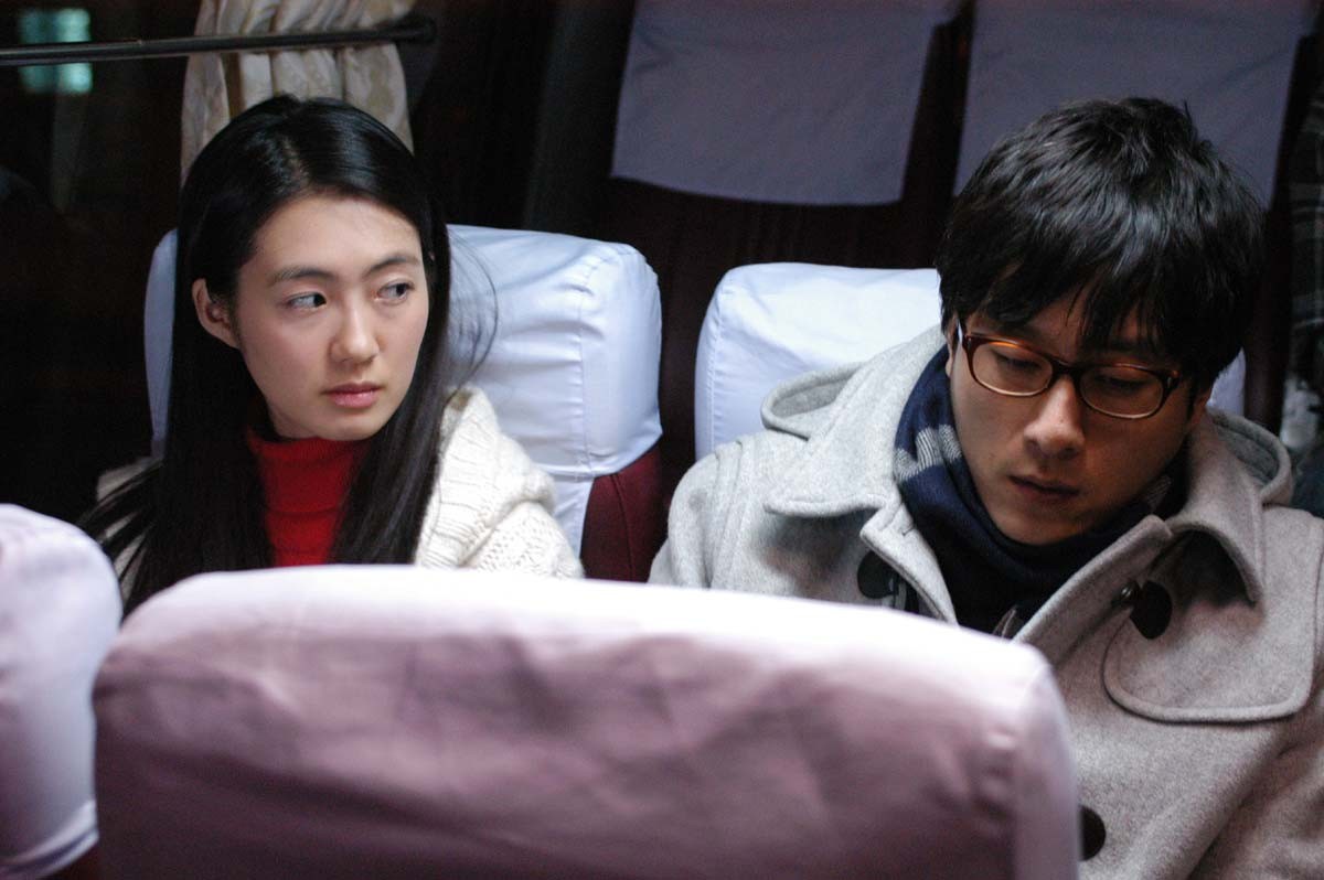 버스에 나란히 앉아 잠든 광식을 바라보는 윤경