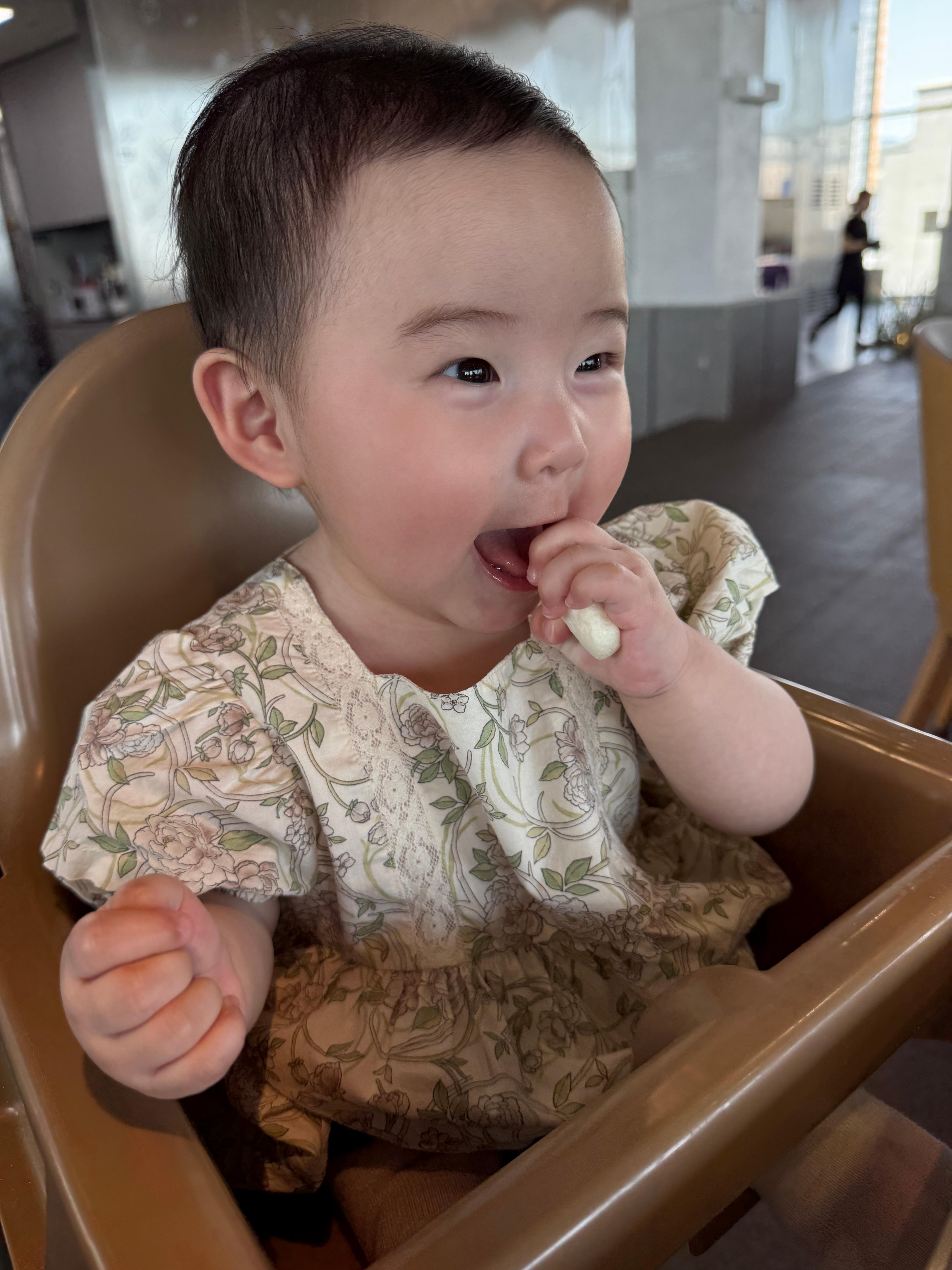 치즈 좋아하는 아기
