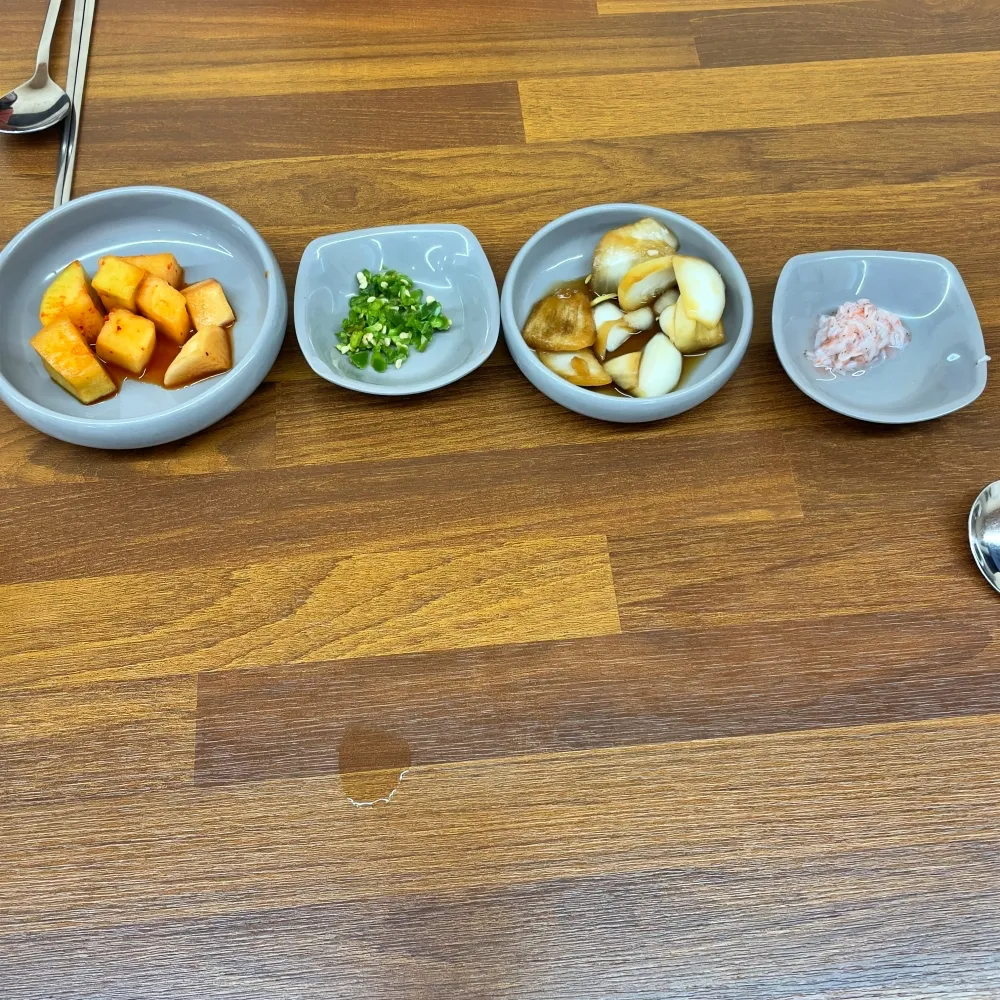 음식 나오기전 반찬 사진