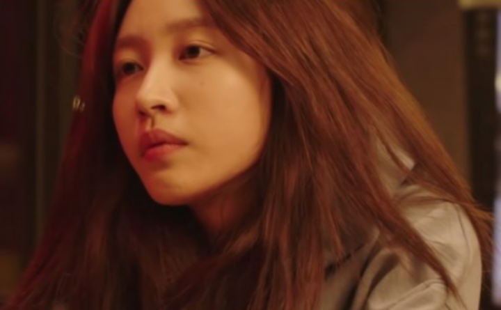 창밖을-바라보고있는-하니