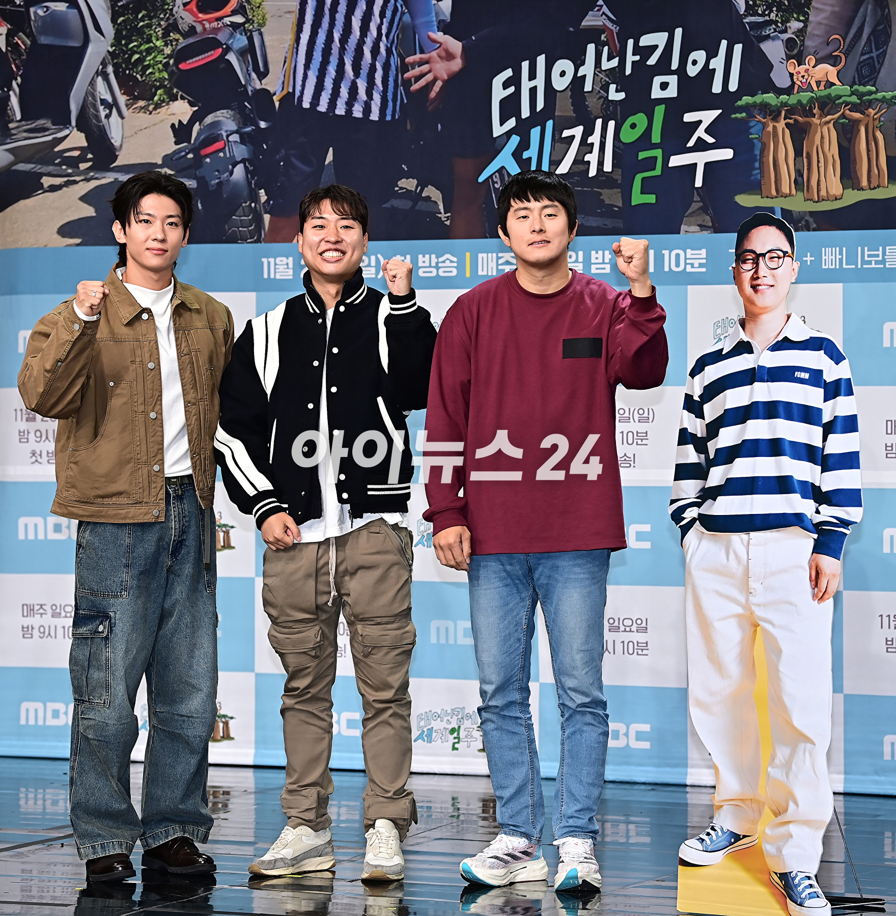 방송인 덱스&#44; 김지우 PD&#44; 만화가 겸 방송인 기안84가 23일 오후 서울 마포구 MBC 골든마우스홀에서 열린 MBC 예능 프로그램 &#39;태어난 김에 세계일주3&#39; 제작발표회에서 포즈를 취하고 있다. [사진=곽영래 기자]