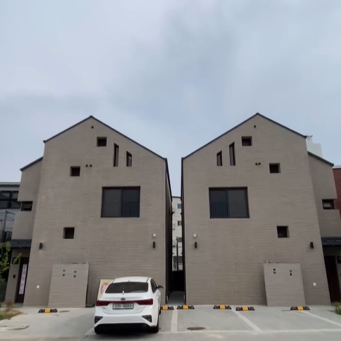 3개층를 같이 쓰기에 층간송음 걱정 없고, 신축 건물이여서 매우 깨끗한 집.