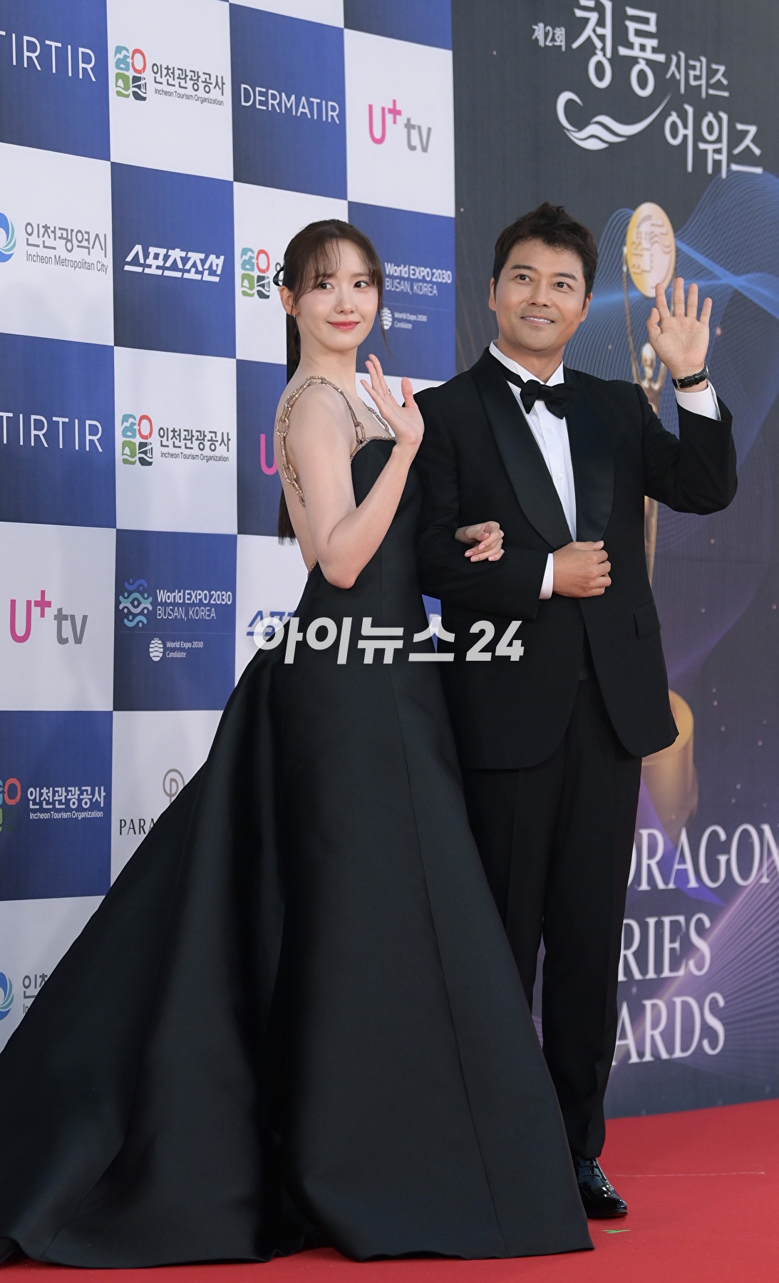 배우 임윤아와 방송인 전현무가 19일 인천 파라다이스시티에서 열린 제2회 청룡시리즈어워즈 레드카펫 행사에 참석하고 있다. [사진=정소희 기자]