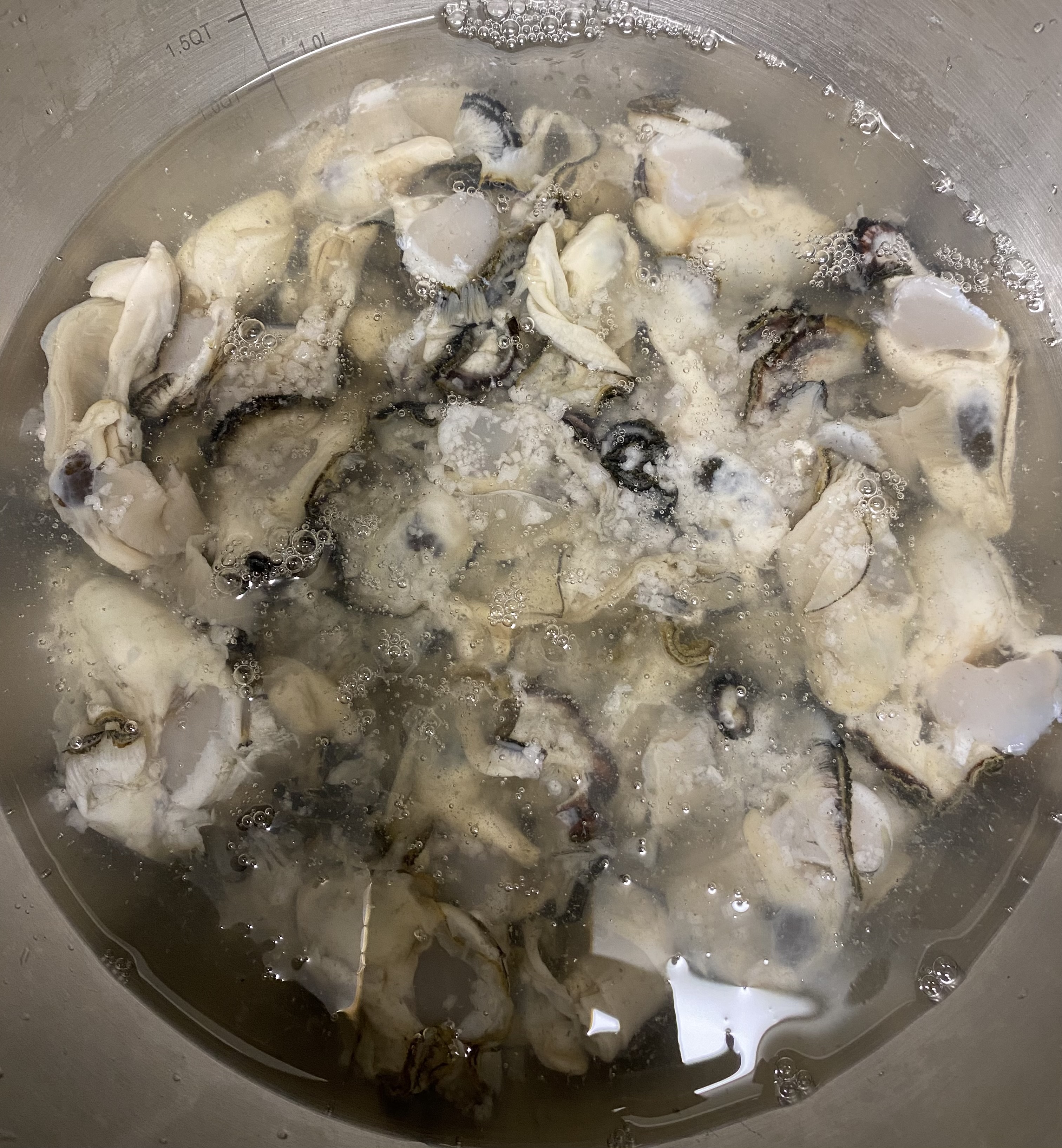 굴에 소금 넣은 모습