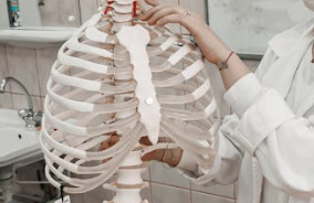 왼쪽 갈비뼈 아래 통증 원인