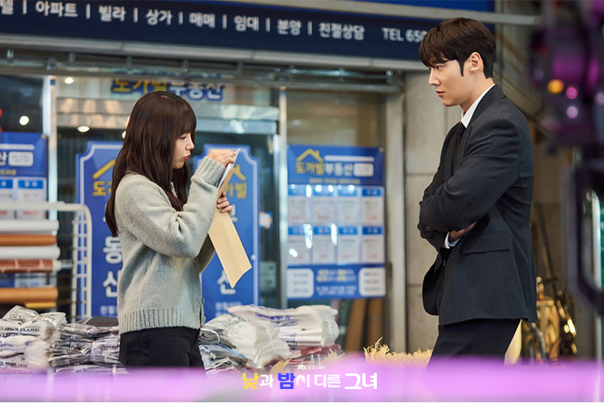 낮과 밤이 다른 그녀 대표사진