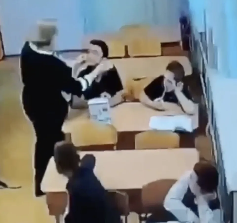 러시아 여교사가 학생 입을 테이프로 막고, 의자로 폭행… 학부모들 “이게 정상입니까?” 분노 확산