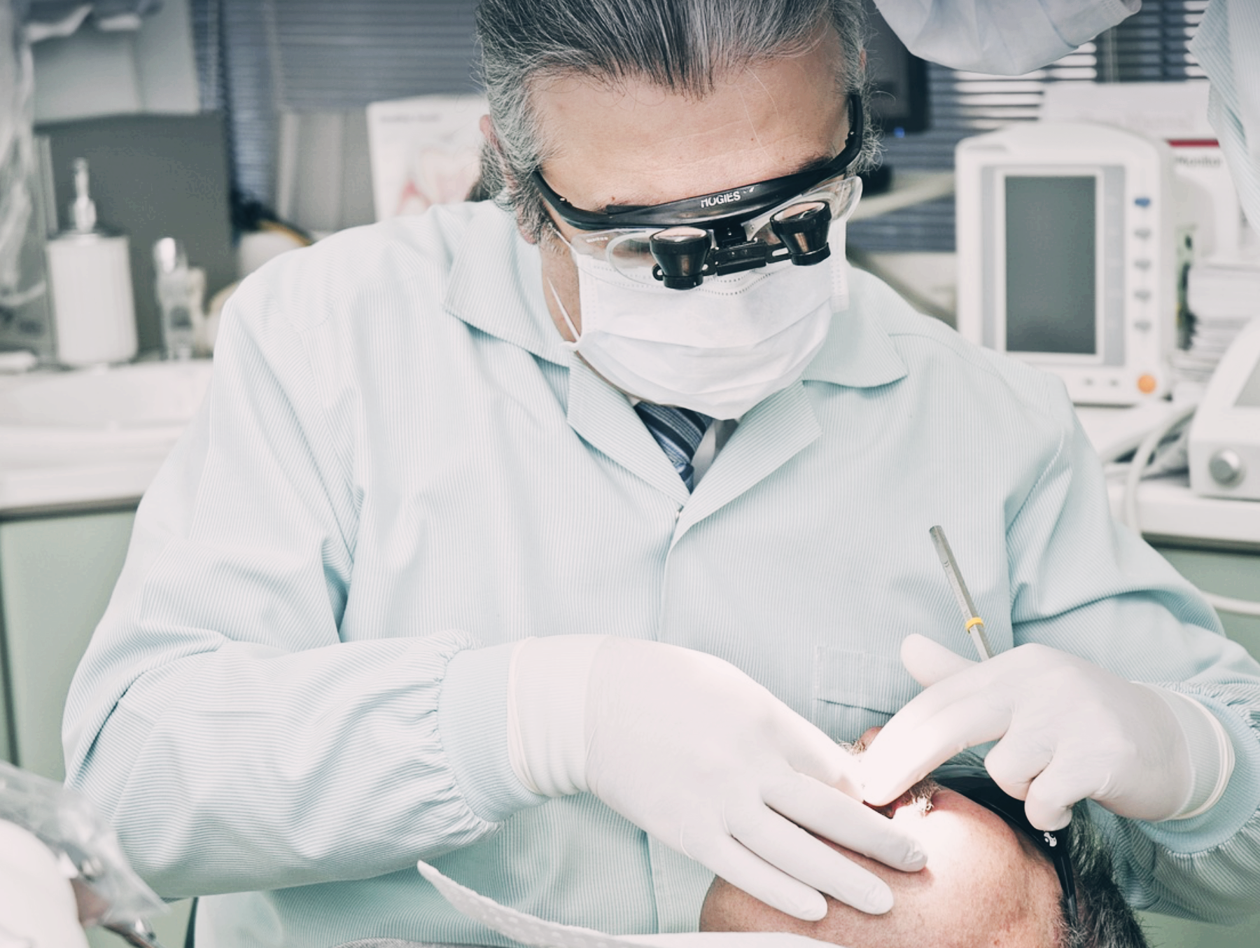 치과 치료중인 의사 모습