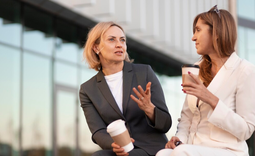 갈등해결을 위해 대화중인 직장인
