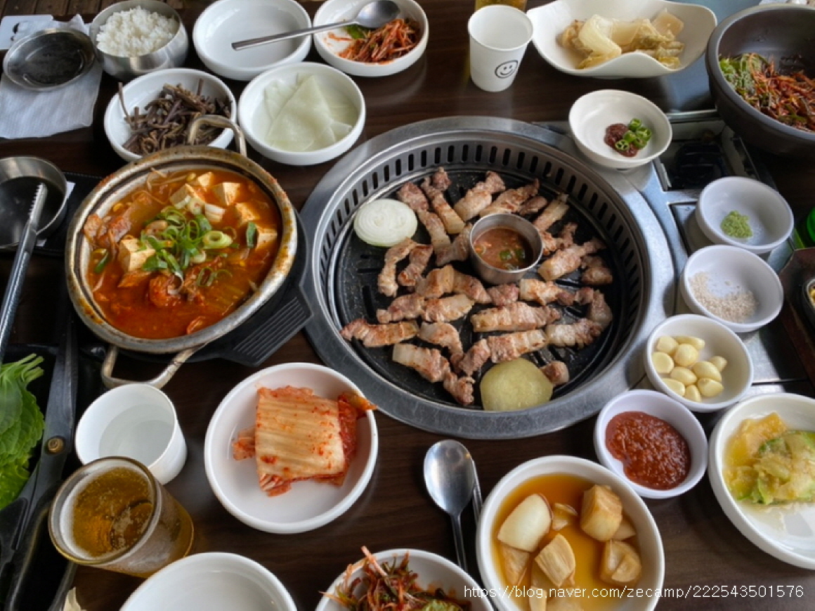 제주도 여행지 - 제주 맛집 향토음식점 추천 올래국수, 가시아방, 국수의전설, 김희선몸국, 산방식당(모슬포본점), 닐모리동동, 흑돼지구이집 하영