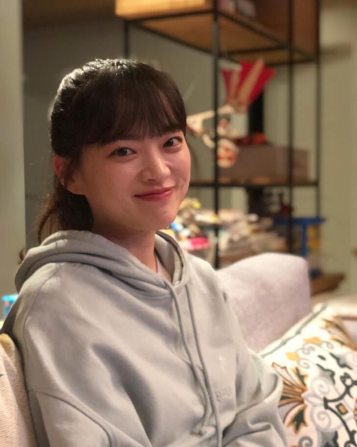 후드티를입고있는-머리묶은여성의모습