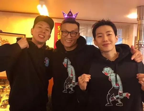 김수혁&#44; 정찬성&#44; 박재범이 검은 후드티를 입고 함께 있는 모습