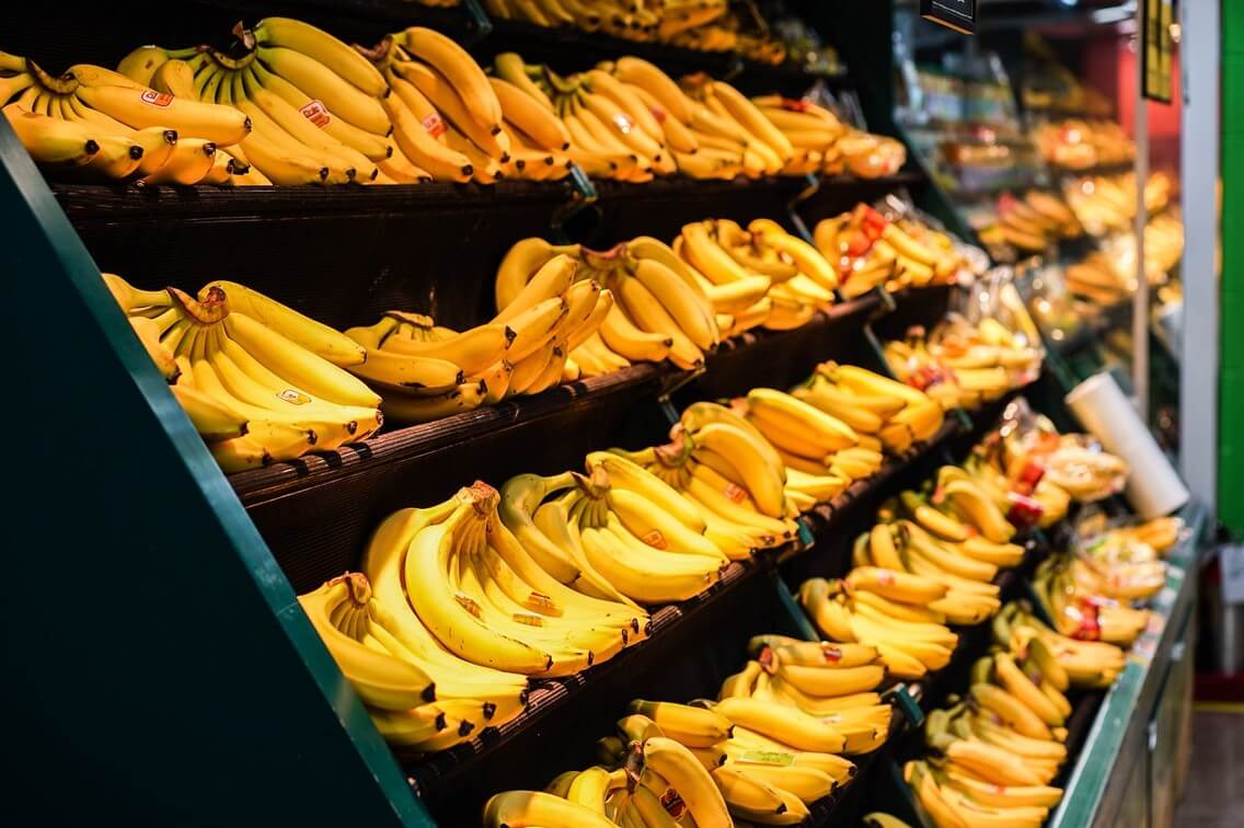마트-진열대에-바나나가-전시되어-있습니다.