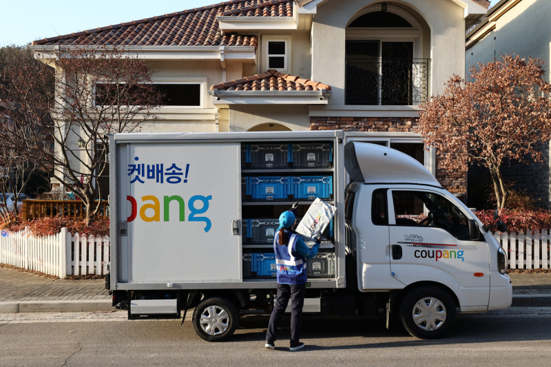 쿠팡이 로켓배송으로 국내 이커머스(전자상거래) 시장을 선도하고 있다. 이를 추격하는 네이버가 내년 배송 서비스를 강화한다.