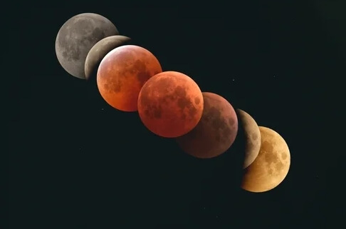 개기월식 중 붉게 빛나는 달 이미지