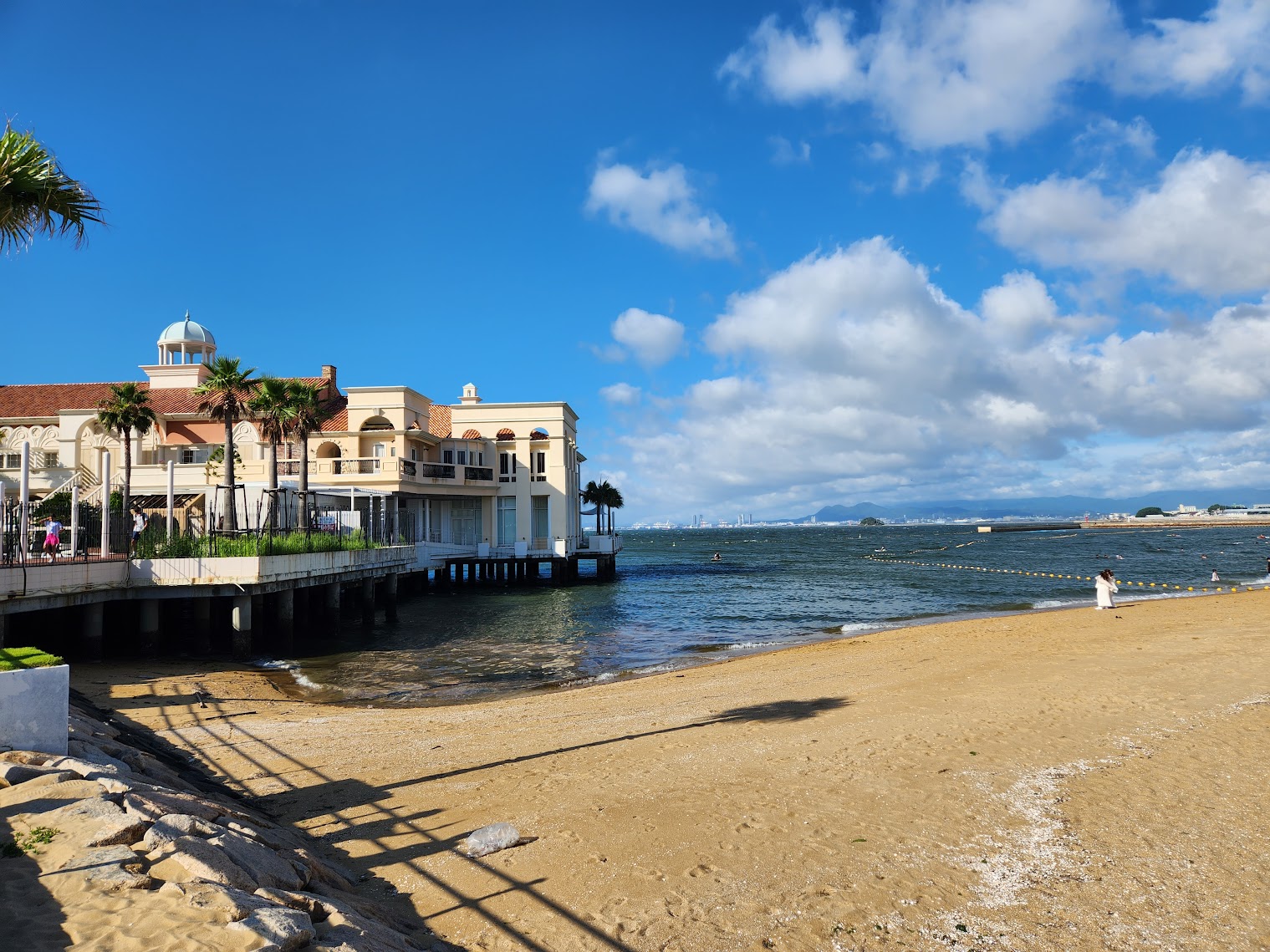 여행의 끝자락에서 바라본 바다, 일상으로 돌아가기 전의 고요한 풍경