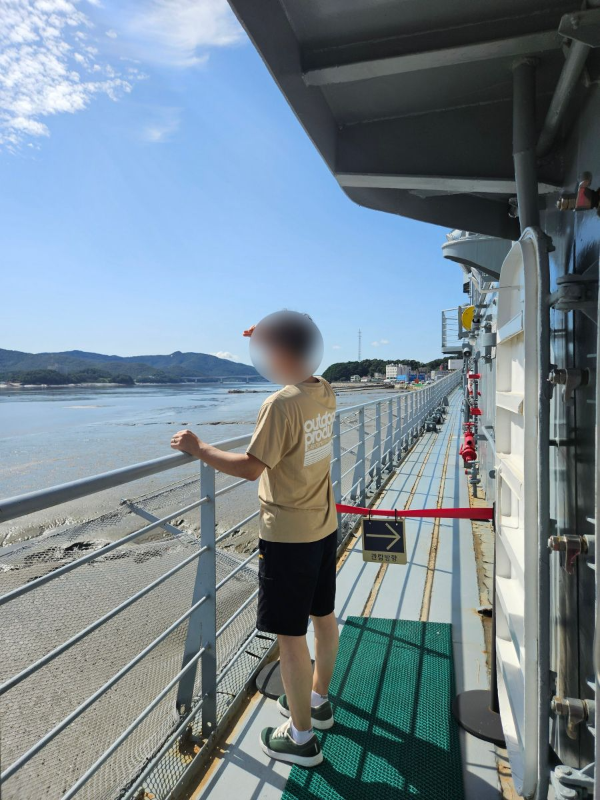 함정에서 바다를 보다