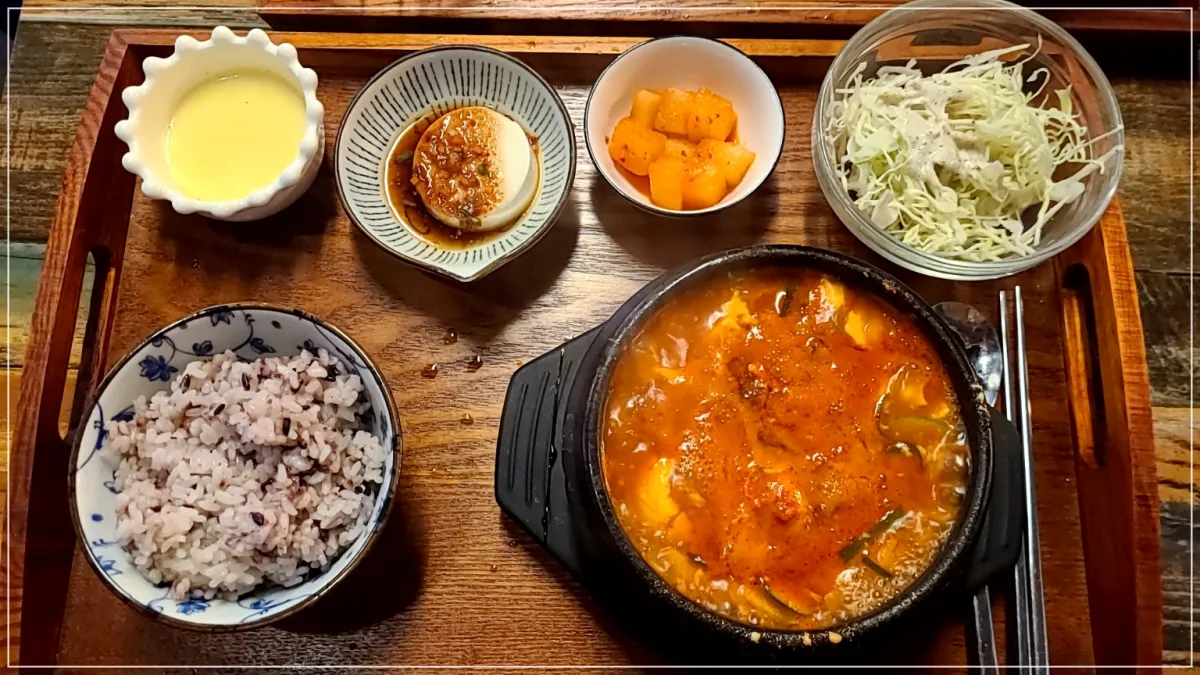 순두부정식 한상차림 밥 빨간순두부뚝배기 양배추샐러드 연두부 계란찜 깍두기