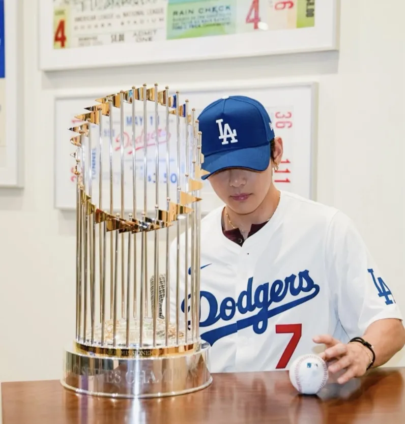 손흥민 시구&amp;#44; 뷔 시구&amp;#44; MLB 시구&amp;#44; 메이저리그 시구&amp;#44; 손흥민 MLB&amp;#44; 뷔 MLB&amp;#44; 다저스타디움 시구&amp;#44; 양키스타디움 시구&amp;#44; MLB 시구 비교&amp;#44; 시구 레전드&amp;#44; MLB 역대 시구&amp;#44; 조지 부시 시구&amp;#44; 버락 오바마 시구&amp;#44; 50센트 시구&amp;#44; 시모네 바일스 시구&amp;#44; 유현진 배지현 시구&amp;#44; K스타 시구&amp;#44; 한류 스타 시구&amp;#44; MLB 팬 서비스&amp;#44; 뷔 손흥민 브로맨스&amp;#44; 뷔 팬 서비스&amp;#44; 손흥민 글로벌 인기&amp;#44; K팝 메이저리그 진출&amp;#44; 메이저리그 한류&amp;#44; MLB 문화 마케팅&amp;#44; 스포츠 퍼포먼스&amp;#44; 한국 연예인 시구&amp;#44; 손흥민 뷔 직캠&amp;#44; 시구 레전드 영상