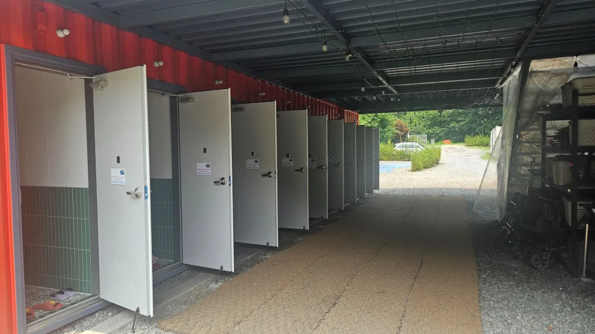 문이-열려있는-화장실의-사진