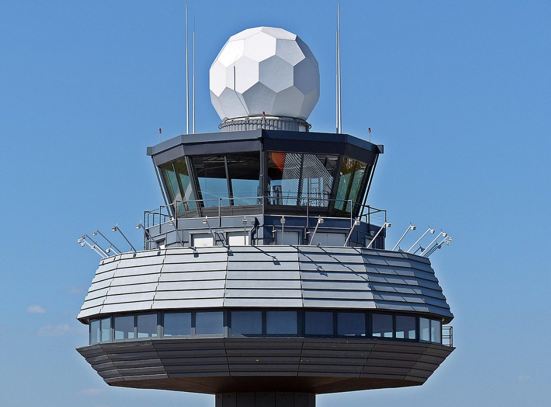 비행기 뒤의 조용한 조종자 항공 관제사의 세계