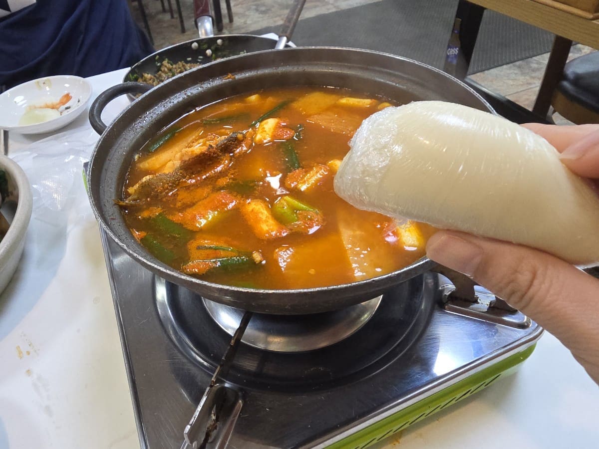 쌍둥이횟집 음식 매운탕과 수제비