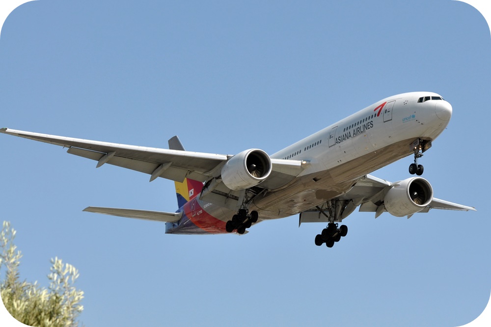 아시아나항공-b777-여객기-푸른-하늘-비행-중