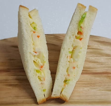 완성된 샌드위치 2조각 사진