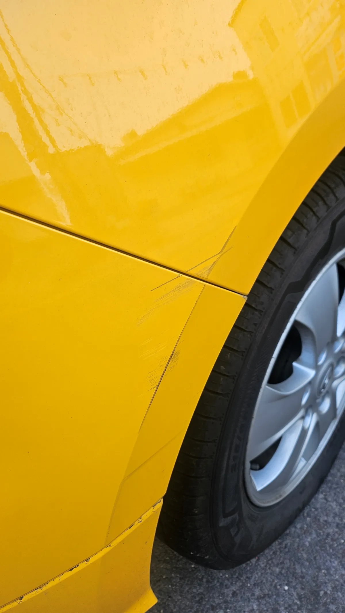 노란색-차-흠집
