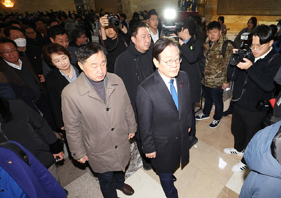 더불어민주당 이재명 대표와 의원들이 4일 새벽 국회에서 긴급 비공개 의원총회장으로 향하고 있다. 2024.12.4 [사진=연합뉴스]