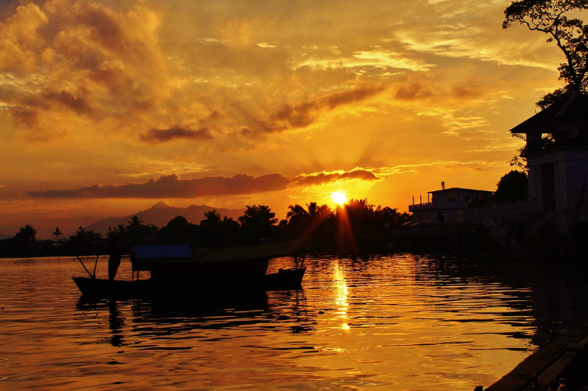 말레이시아 쿠칭 강변 풍경 이미지