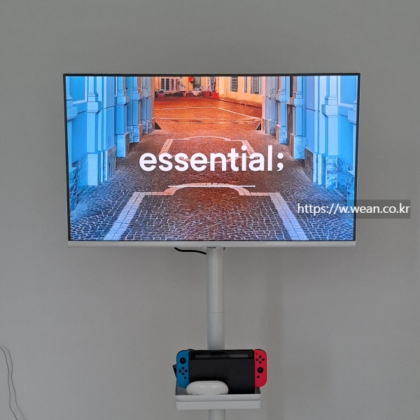 티비가 거실에 놓여 있습니다.