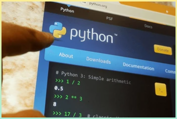 대표적인 인터프리터 언어인 파이썬 홈페이지를 보여주는 이미지