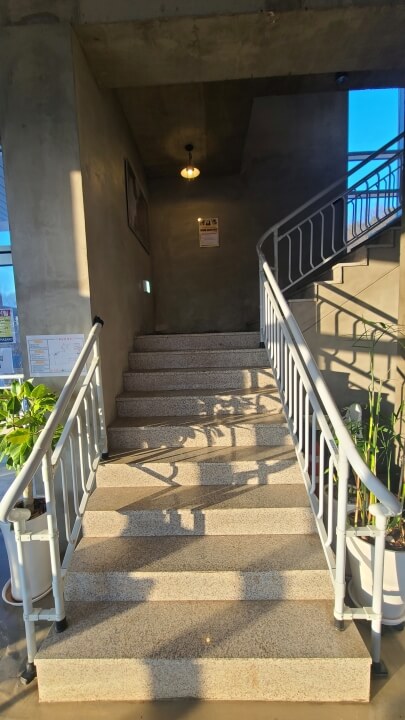 씨앤비-베이커리-카페-레스토랑-계단