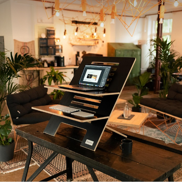 책상위에 놓인 컴퓨터