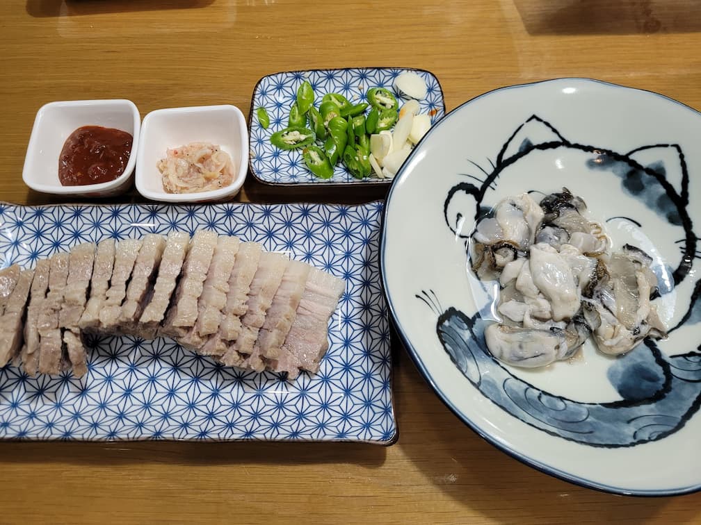 완성된 수육 + 굴 한 상 차림 사진