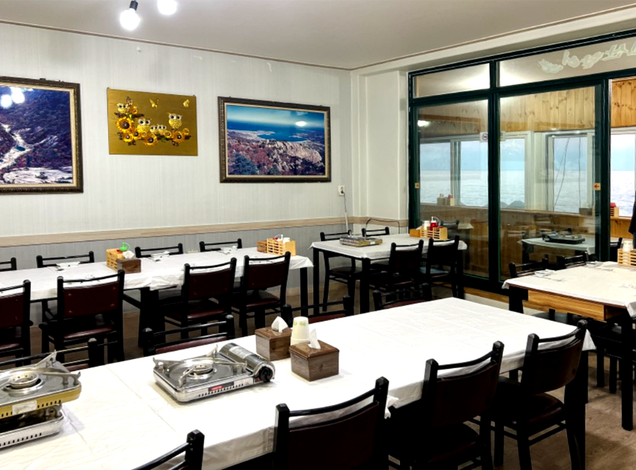 돌고래 횟집 실내전경