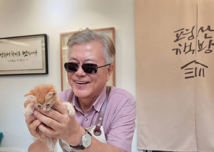 문재인 전 대통령 유튜브 채널 평산책방 구독자 100만 골드버튼 인증 사진.