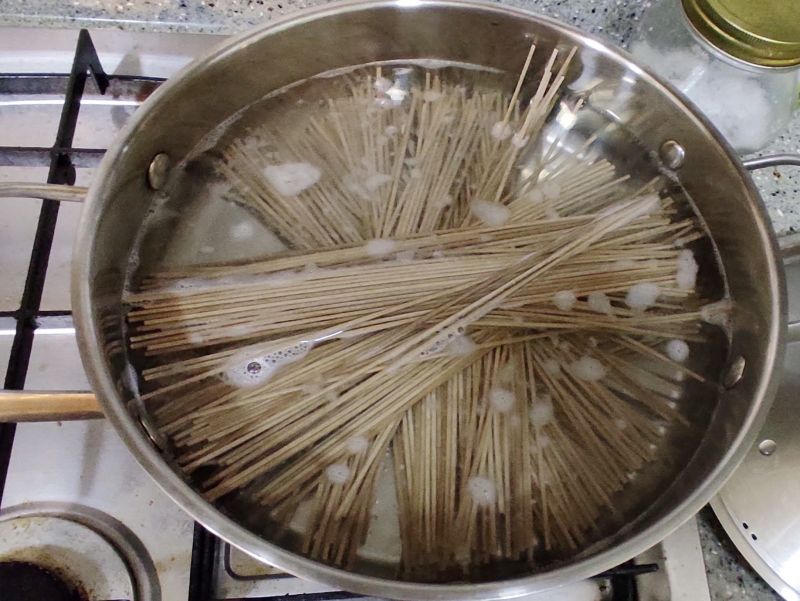 큰냄비에 면을 삶는모습