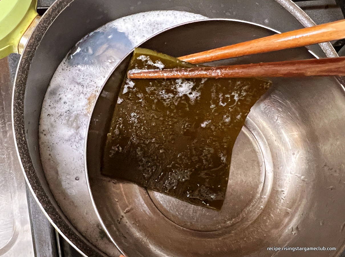 바지락 칼국수 육수에서 다시마를 건져내는 사진